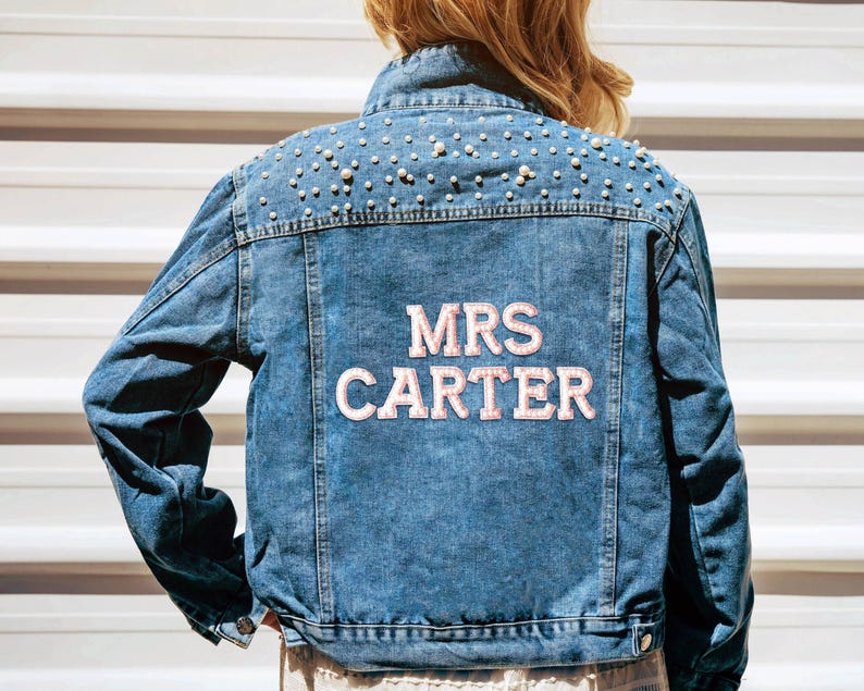 Giacca di jeans personalizzata con perle per la sposa: giacca "Mrs.", lettere con strass e perle, regalo per addio al nubilato, matrimonio o festa prematrimoniale. immagine 8