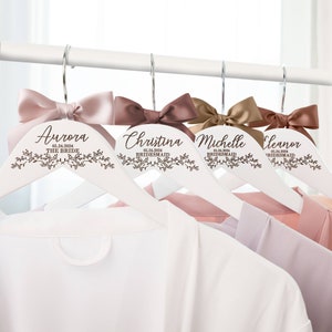 Appendiabiti in legno per damigelle d'onore, appendini personalizzati per spose, appendini personalizzati per abiti da sposa, regali di nozze, proposta di damigella d'onore [D]