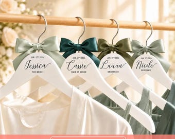 Gruccia da sposa personalizzata con incisione laser, bianca, in legno chiaro e noce, con fiocco.