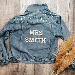 Giacca di jeans personalizzata con perle per la sposa: giacca "Mrs.", lettere con strass e perle, regalo per addio al nubilato, matrimonio o festa prematrimoniale. immagine 9