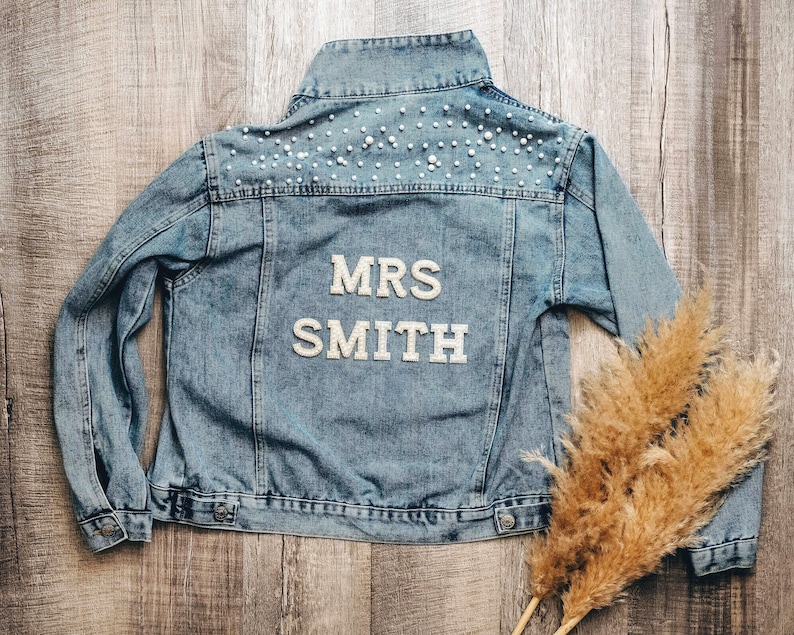Giacca di jeans personalizzata con perle per la sposa: giacca "Mrs.", lettere con strass e perle, regalo per addio al nubilato, matrimonio o festa prematrimoniale. immagine 9