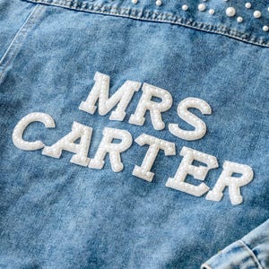 Giacca di jeans personalizzata con perle per la sposa: giacca "Mrs.", lettere con strass e perle, regalo per addio al nubilato, matrimonio o festa prematrimoniale. immagine 5