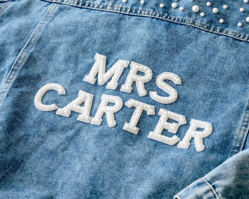 Giacca di jeans personalizzata con perle per la sposa: giacca "Mrs.", lettere con strass e perle, regalo per addio al nubilato, matrimonio o festa prematrimoniale. immagine 5