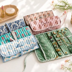 Astuccio portagioie personalizzato con stampa floreale, astuccio trapuntato da viaggio con nome ricamato su misura, regalo di Natale per damigelle d'onore.