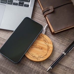 Cargador inalámbrico de bambú personalizado / Regalos divertidos para mamá y papá / Cargador inalámbrico personalizado / Regalo para el Día de la Madre / Regalo de oficina