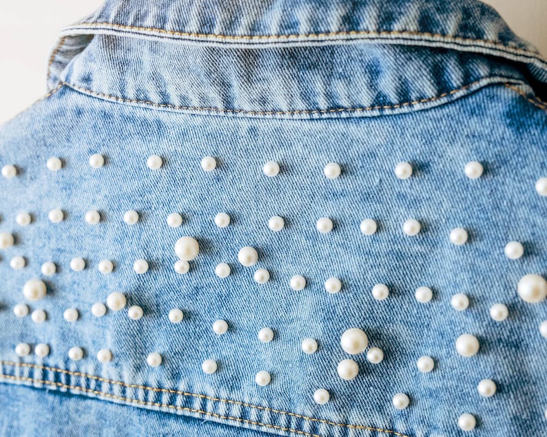 Giacca di jeans personalizzata con perle per la sposa: giacca "Mrs.", lettere con strass e perle, regalo per addio al nubilato, matrimonio o festa prematrimoniale. immagine 7