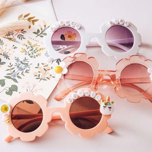 Personalisierte Namen Sonnenbrille, Kleinkind Baby Mädchen Geschenke, Einhorn Regenbogen Floral Sonnenbrille, Blumenmädchen Vorschlag, Geburtstagsgeschenk [W]