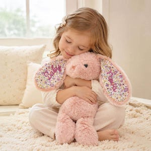 Coelho de pelúcia macio personalizado com bordado floral em fio grosso, ideal para guardar como lembrança [N]
