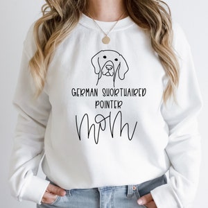 Könnte beinhalten: Weißer Pullover mit einer schwarzen Strichzeichnung eines Deutsch Kurzhaar Hundes und dem Text "German Shorthaired Pointer Mom".