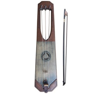 Pode incluir: Uma lira de arco de madeira com acabamento azul claro e castanho. O instrumento tem quatro cordas e um emblema decorativo. Um arco preto com ponta de madeira está posicionado à direita da lira.