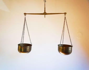Balance suspendue vintage en laiton avec porte-plantes / pots