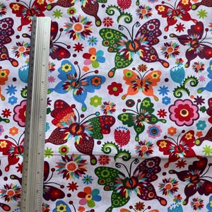 Kleurrijke vlinderstof, vlinderkatoen op maat gesneden