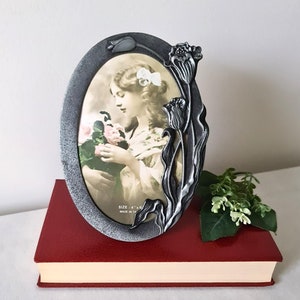 Marco de fotos de peltre, diseño floral, marco de metal, marco frontal de plástico, escritorio vintage, estante, decoración del hogar, excelente estado, gran regalo