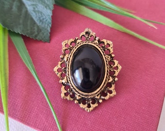 Brooch or Pendant, Vintage Oval Shape Black Pearl Center and Gold Design Brooch, Excellent condition, Great Gift