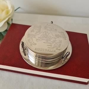 Australische Karte & Tiere Versilberte Untersetzer und Ständer, seltenes Set mit 6 Vintage Untersetzern, hochglanzpoliert, Metall mit grünem Kunststoffrücken