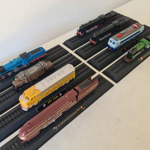 Modeltrein locomotieven van de wereldcollectie Amercom gegoten modellen schaal 1:160 verzamellocomotief met standaard, diverse modellen
