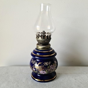 Lampe à huile Hurricane vintage, cheminée en verre porcelaine doré bleu, lampe en laiton à kérosène, paons dorés, décoration d&#39;intérieur fabriquée au Japon, excellent cadeau