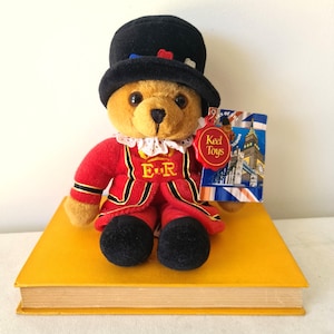 König oder Königin Schutz Teddybär, kleiner sitzender Bär aus Royal English Plüschtier, Keel Spielzeug Kinderzimmer Dekor Ausgezeichneter Zustand mit Tags Tolles Geschenk