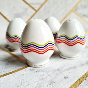Lot salière poivrière vintage MOVITEX œuf, céramique blanche rayures multicolores, set sel poivre rétro années 70, déco cuisine vintage