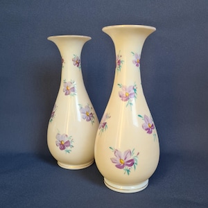 Par vintage opalinvaser från 1800-talet med handmålad blomsterdekoration, förgyllda kanter och antik patinaberlock