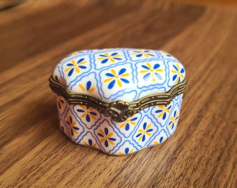 Vintage-Pillendose aus Porzellan, Porzellankunst – blau-gelbe Schmuckschatulle mit Blumenmuster – Mini-Retro-Dekorationsbox