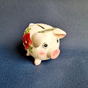 Vintage Keramik-Sparschwein mit Blumendekor – Souvenir aus dem Grand Ballon Alsace – Rote Blumendekoration – 1970er/80er Jahre