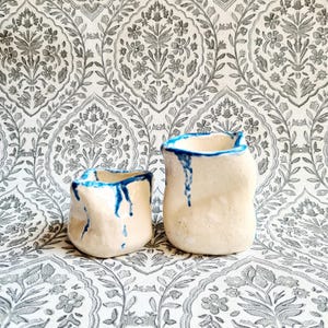 Set med 2 vintage keramikkrukor signerade JH – böljande blå glasyr – handgjorda stengodskrukor – wabi-sabi-dekoration – oregelbundna växtkrukor