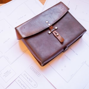 PDF-Muster für eine Vintage-Schultertasche aus Leder der Schweizer Armee