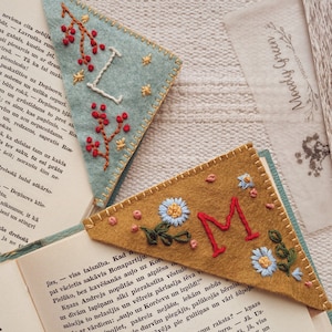 Original MoodyGreen design Personalized hand embroidered corner bookmark / Handmade custom letter page holder / Hand stitched Felt corner