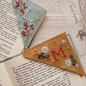 Marcapáginas de fieltro bordado a mano personalizado / Regalo artesanal con diseño cottagecore