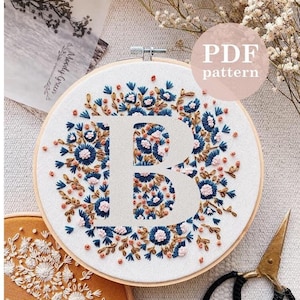 Könnte beinhalten: Set aus drei Keramikbechern mit gesprenkelter, matter Oberfläche. Die Becher sind in Creme-, Hellgrau- und Dunkelgrautönen gehalten. Jeder Becher hat ein schlichtes, minimalistisches Design, ideal für Kaffee oder Tee.