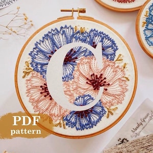 Motif bleuet brodé à la main, lettre C : instructions de création de cerceau floral DIY (PDF)