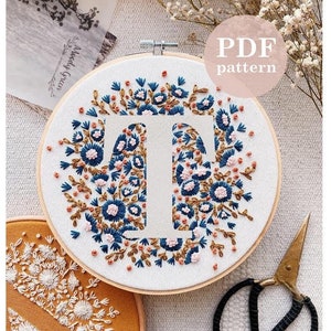 Padrão de bordado à mão com letra "T" de flor pequena / Download digital em PDF / Download instantâneo de bordado floral à mão / Arte detalhada em bastidor faça você mesmo