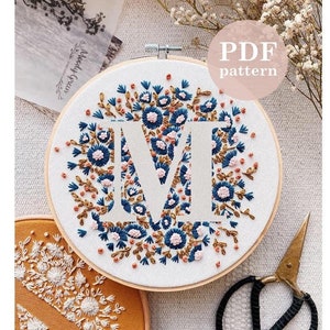 Patrón de bordado a mano con letra "M" de flor pequeña / Descarga digital en PDF / Descarga instantánea de bordado floral a mano / Arte de aro detallado para hacer uno mismo