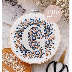 Padrão de bordado à mão com letra "G" de flor pequena / Download digital em PDF / Download instantâneo de bordado floral à mão / Arte detalhada em bastidor faça você mesmo