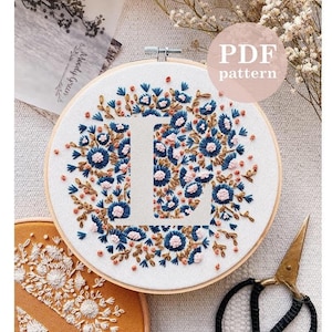 Patrón de bordado a mano con la letra "L" de flor pequeña / Descarga digital en PDF / Bordado floral a mano instantáneo / Arte de aro DIY detallado