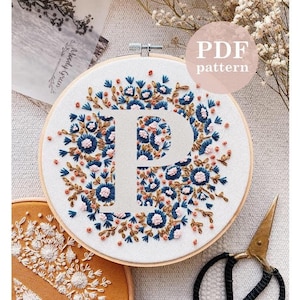 Patrón de bordado a mano con la letra "P" de flor pequeña / Descarga digital en PDF / Bordado floral a mano con descarga instantánea / Arte de aro DIY detallado