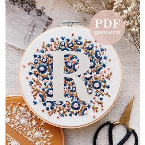 Patrón de bordado a mano con la letra "R" de flor pequeña / Descarga digital en PDF / Bordado floral a mano con descarga instantánea / Arte de aro DIY detallado