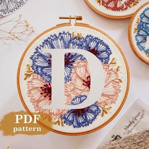 Patrón de bordado a mano con la letra "D" de aciano / Descarga digital en PDF / Inicial floral con bordado / Arte detallado de aro DIY