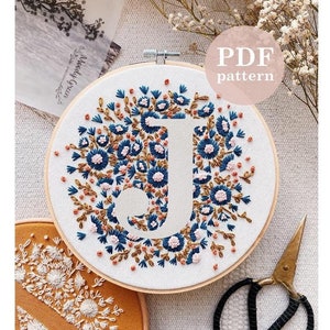 Patrón de bordado a mano con la letra "J" de flor pequeña / Descarga digital en PDF / Bordado floral a mano con descarga instantánea / Arte de aro DIY detallado
