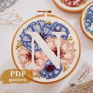 Patrón de bordado a mano de la letra "N" de aciano / Descarga digital en PDF / Inicial de costura floral / Arte detallado del aro DIY