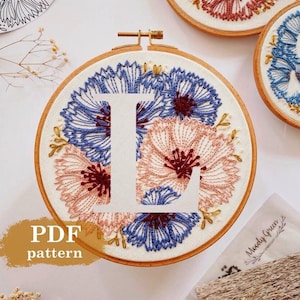 Patrón de bordado a mano con la letra "L" de aciano / Descarga digital en PDF / Inicial de bordado floral / Arte de aro detallado DIY