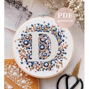 Patrón de bordado a mano con letra "D" de flor pequeña / Descarga digital en PDF / Descarga instantánea de bordado floral a mano / Arte de aro detallado para hacer uno mismo
