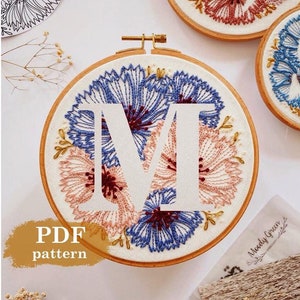 Patrón de bordado a mano con la letra "M" de aciano / Descarga digital en PDF / Inicial floral con bordado / Arte detallado de aro DIY