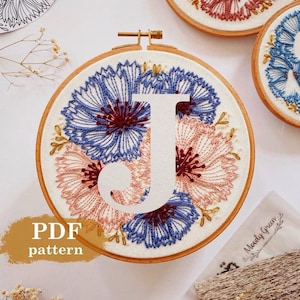 Patrón de bordado a mano con la letra "J" de aciano / Descarga digital en PDF / Inicial de bordado floral / Arte detallado de aro DIY