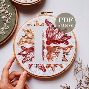 Patrón de bordado a mano de la letra "L" de lirios silvestres / Descarga digital en PDF con instrucciones de costura y video / Arte detallado del aro DIY
