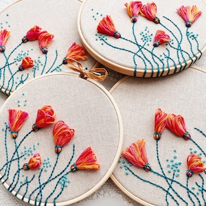 Lentebloemen handborduurring / Modern handwerk muurkunst / Kleurrijk bloemendecor