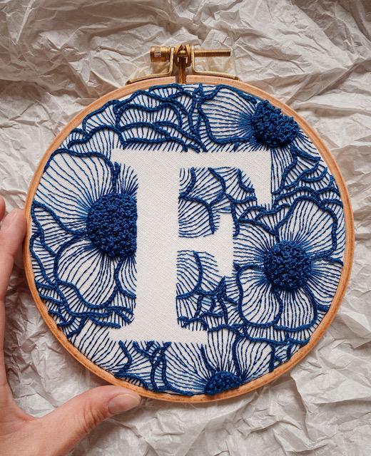 花柄の文字「J」の手刺繍パターン：動画付きDIYモノグラムフープアート