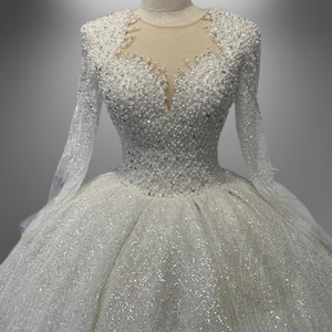 Impresionante vestido de novia de princesa de cuento de hadas, con cuentas y brillo.