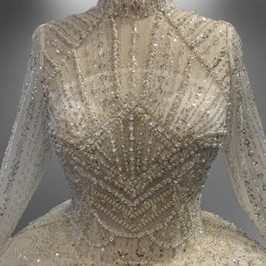 Vestido de noiva luxuoso totalmente com contas, gola alta e mangas compridas